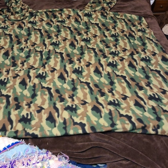 Snuggie For Kids Youth Camo Wearable Fleece Blanket with Sleeves and large poc - Picture 3 of 6